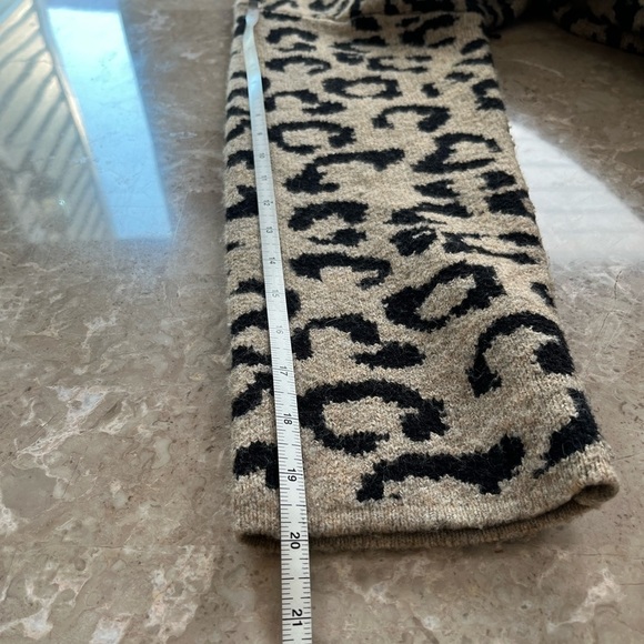 Lyla & Luke leopard print oversize v neck long sleeve sweater size medium - Picture 11 of 11